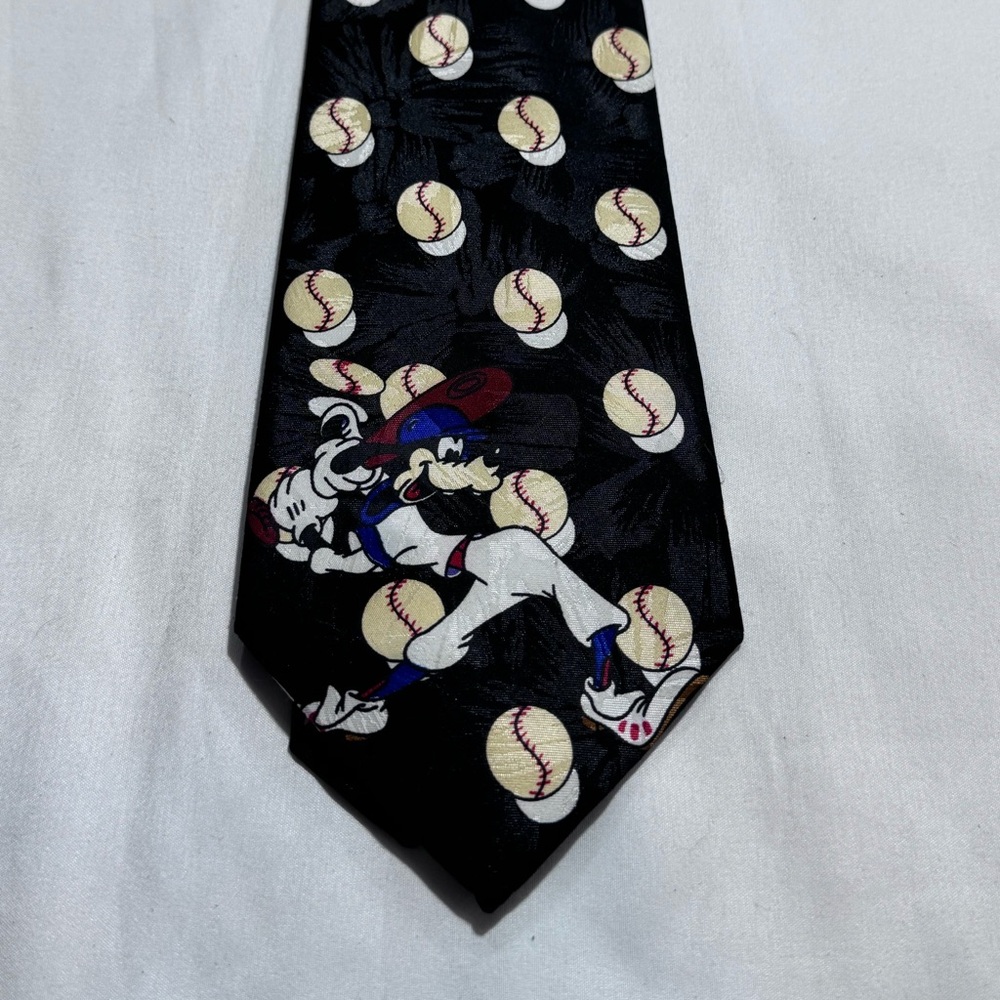 DISNEY MICKEY UNLIMITED MEN’S TIE. GOOFY BASEBALL THEME.‎ DISNEYANA